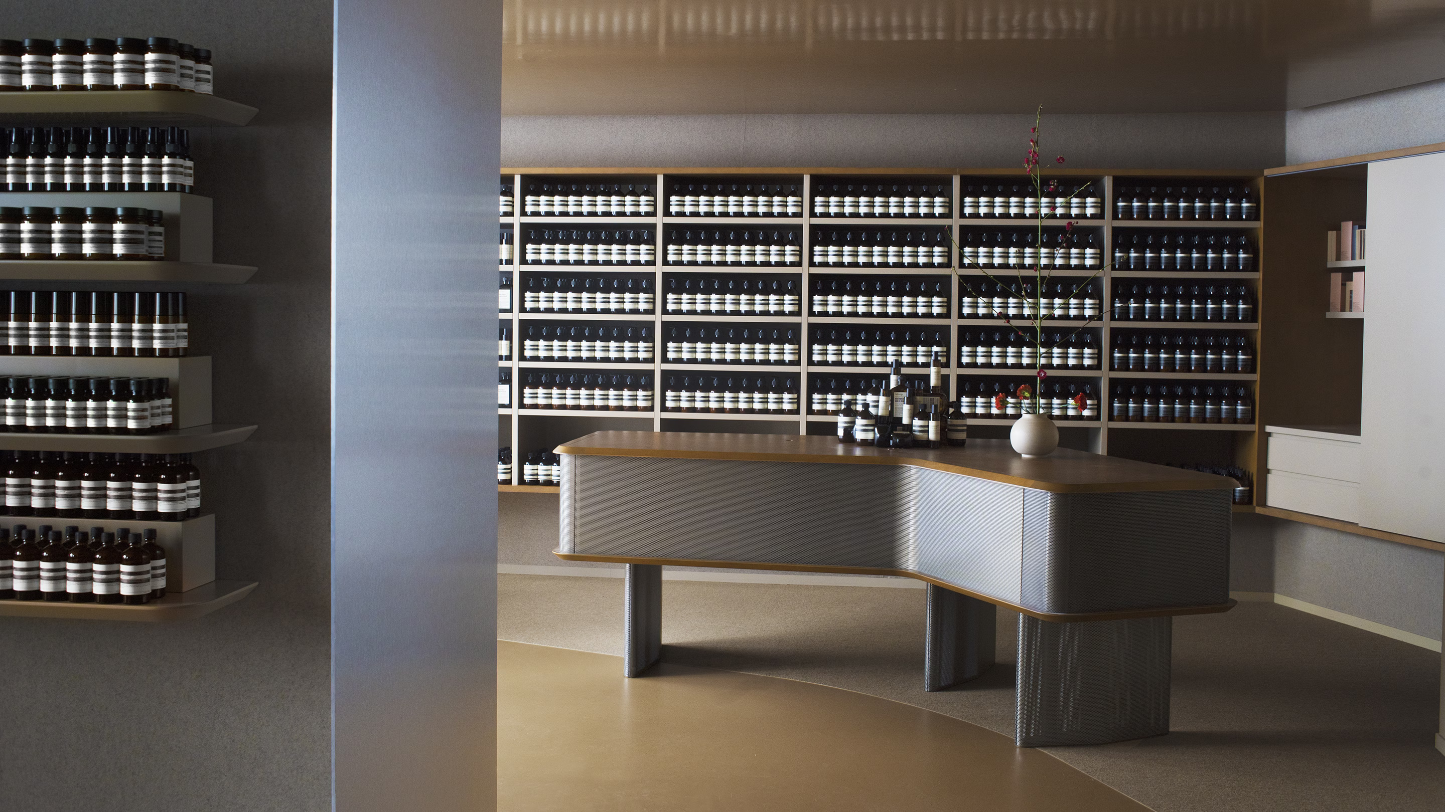 Cabinet de toilette Aesop — boutique Rue Vieille du Temple, Paris