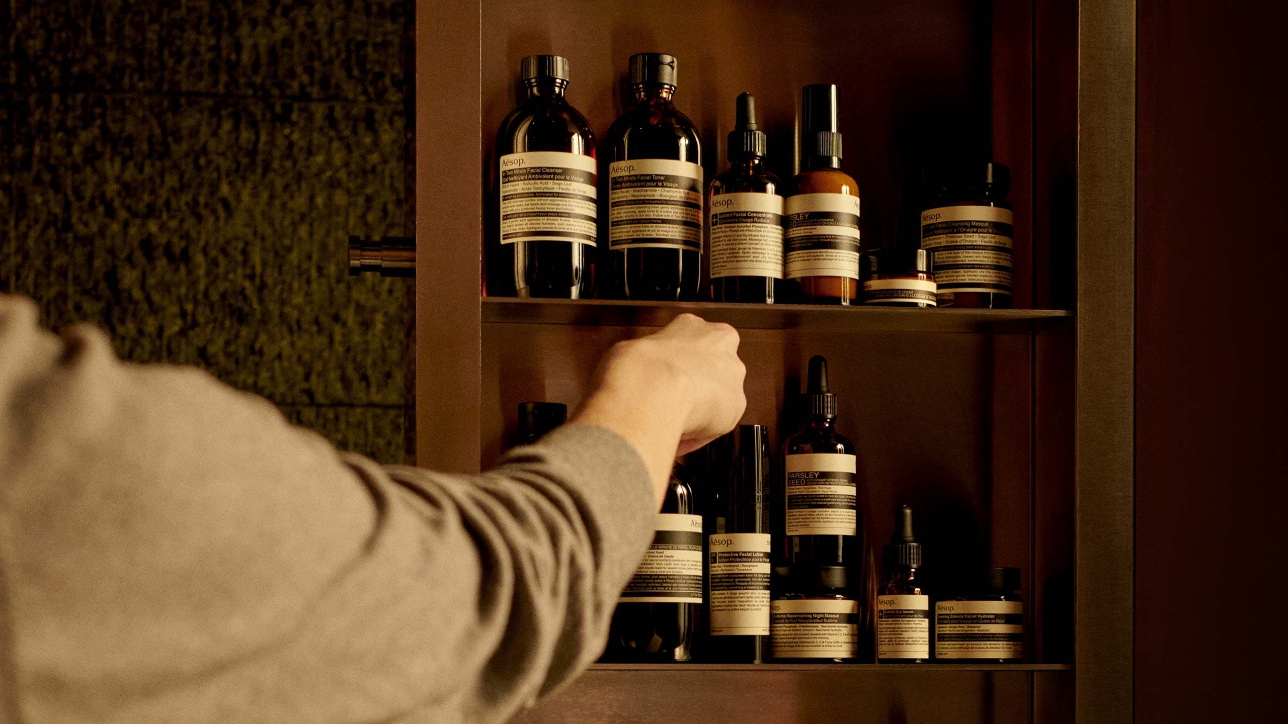 Cabinet de toilette Aesop — geste, intimité, rituel