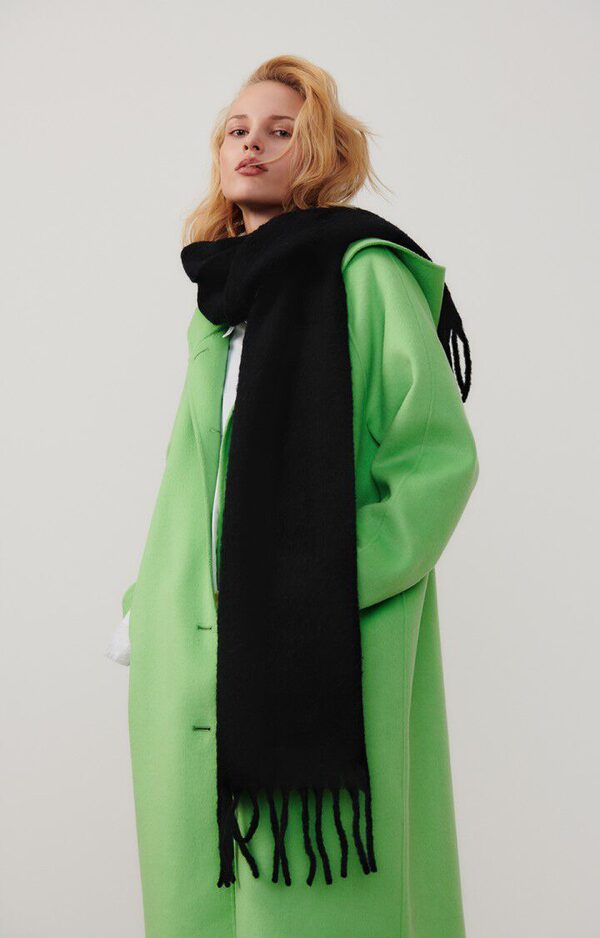 Blond chaud cheveux long · Attitude cool, fière · Mains dans les poches