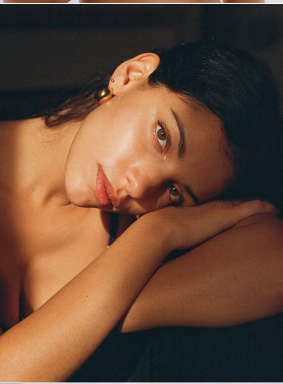 Brune typée cheveux bouclés