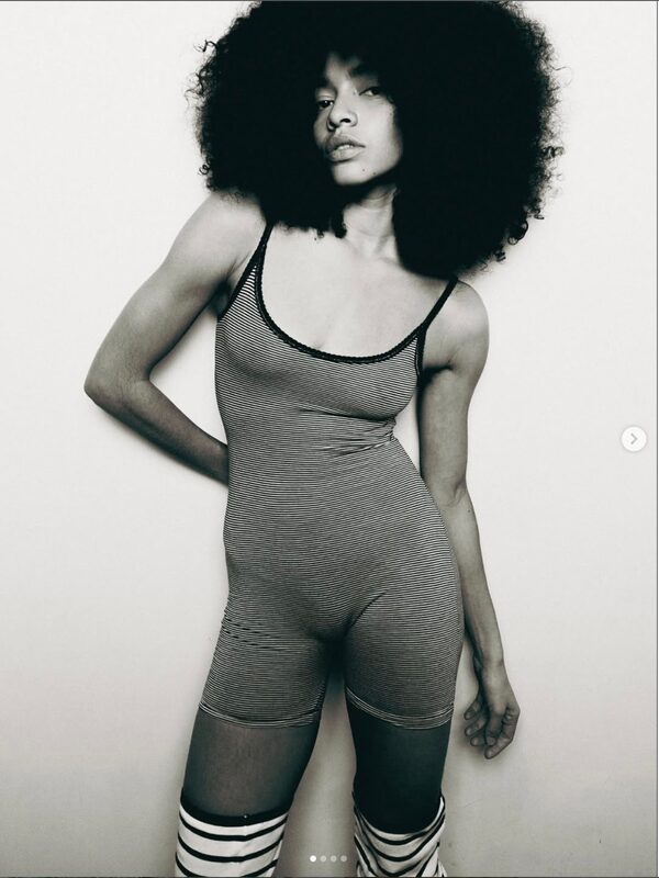 Brune métisse coupe afro