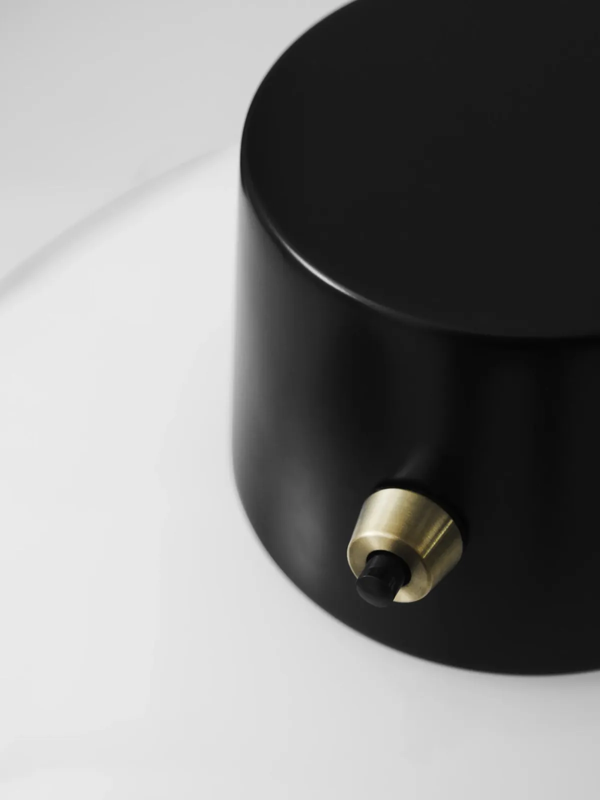 Matière : métal noir et bouton laiton (inspiration Louis Poulsen)