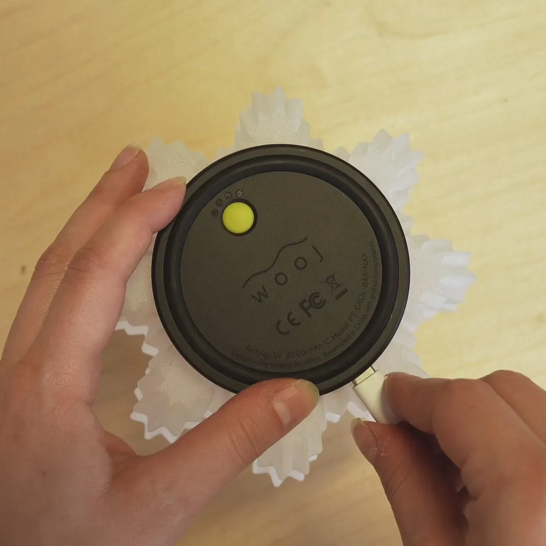 Geste : une main tourne une commande (inspiration Wooj)