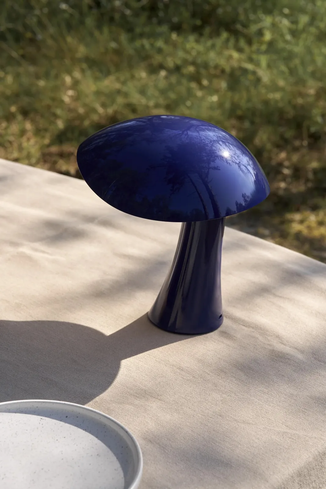 Jour : la lampe en plein soleil, ombres franches (inspiration Louis Poulsen)