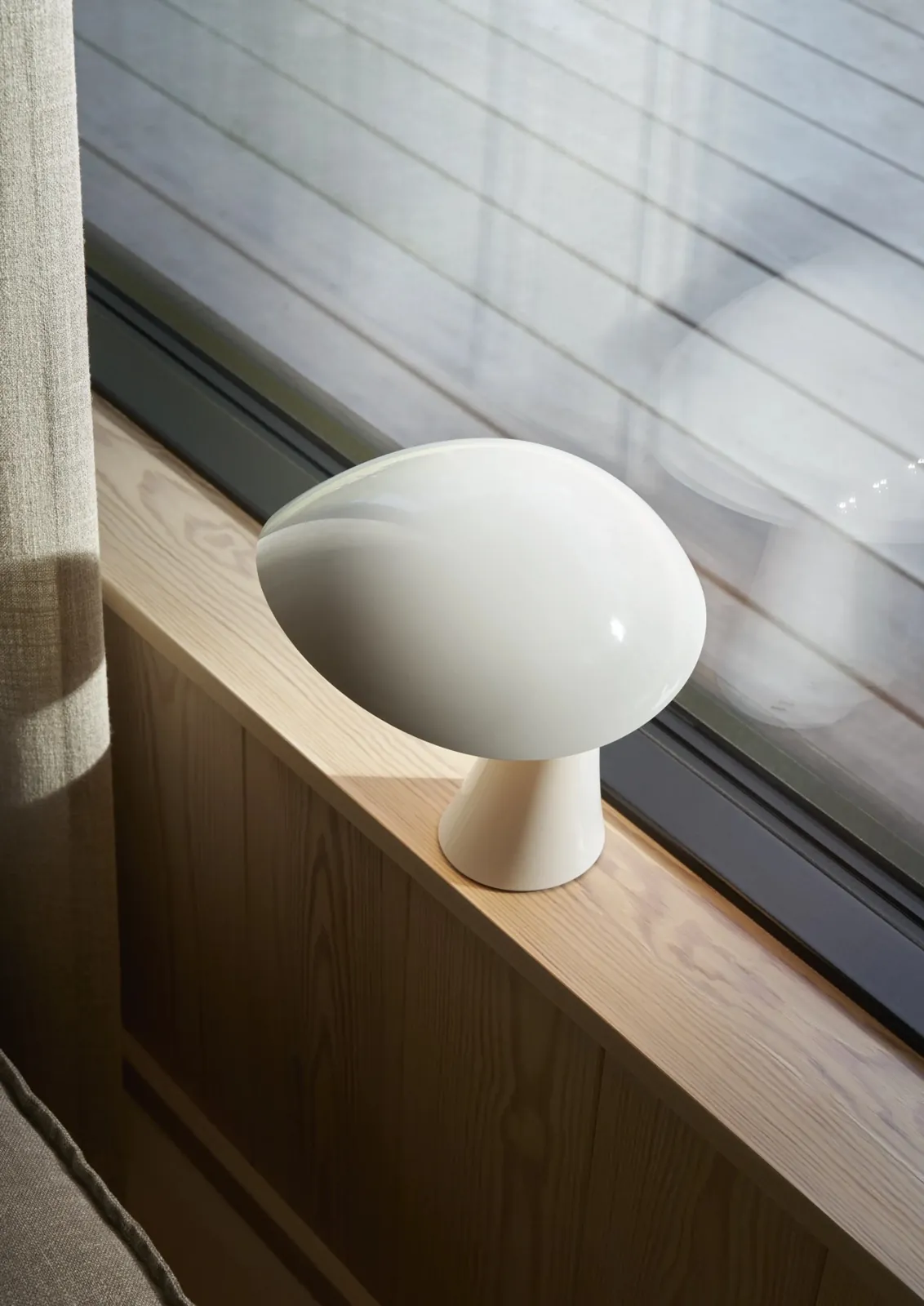 Jour : la lampe au bord d'une fenêtre (inspiration Louis Poulsen)