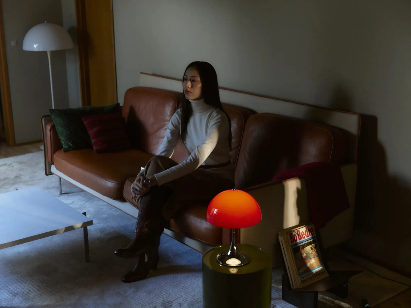 Le soir au salon, la personne en retrait (inspiration Louis Poulsen)