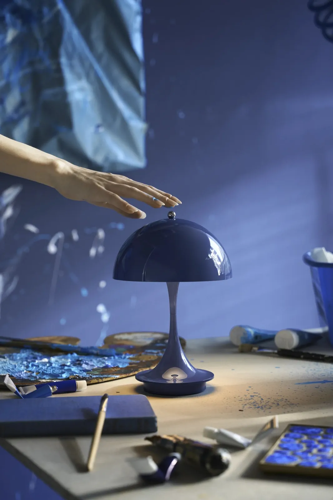Des mains qui peignent, la lampe sur la table (inspiration Louis Poulsen)