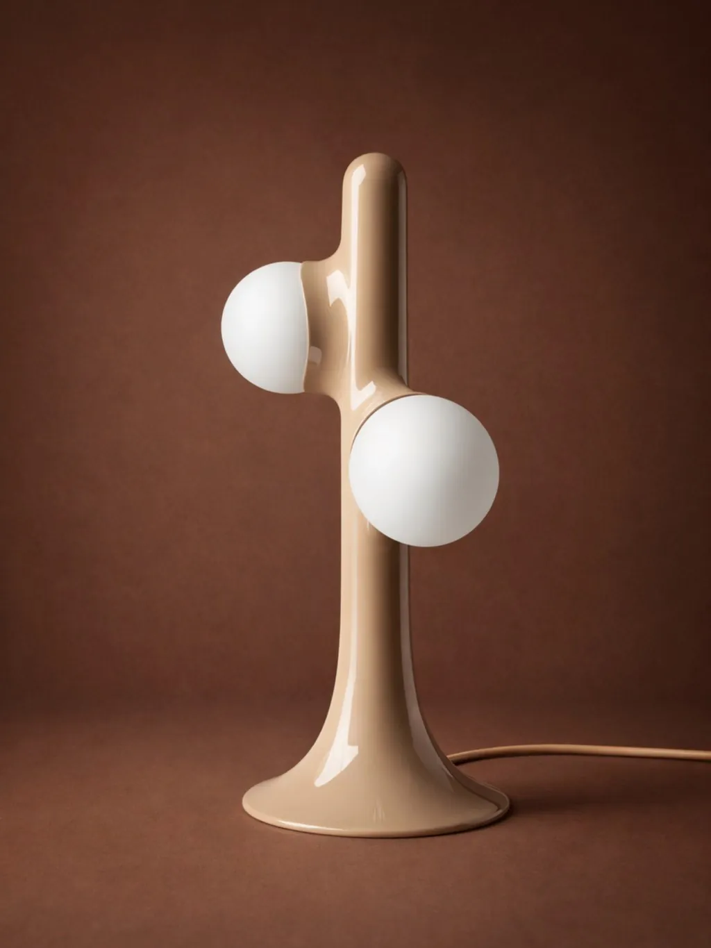 Lampe caramel sur un fond brun, lumière basse (inspiration Mickaël Koska)