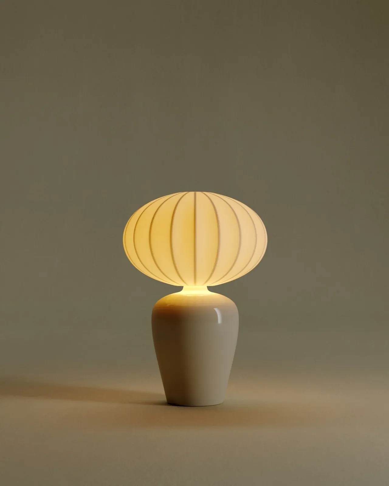 Lampe allumée sur un fond uni assorti (inspiration Bureau Benjamin)